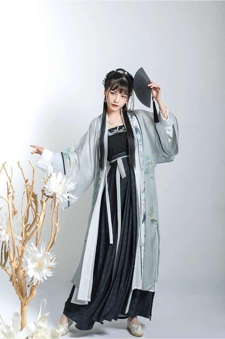 The Story of the Golden hairpin and the Revival of Hanfu Fashion The Story of the Golden hairpin and the Revival of Hanfu Fashion