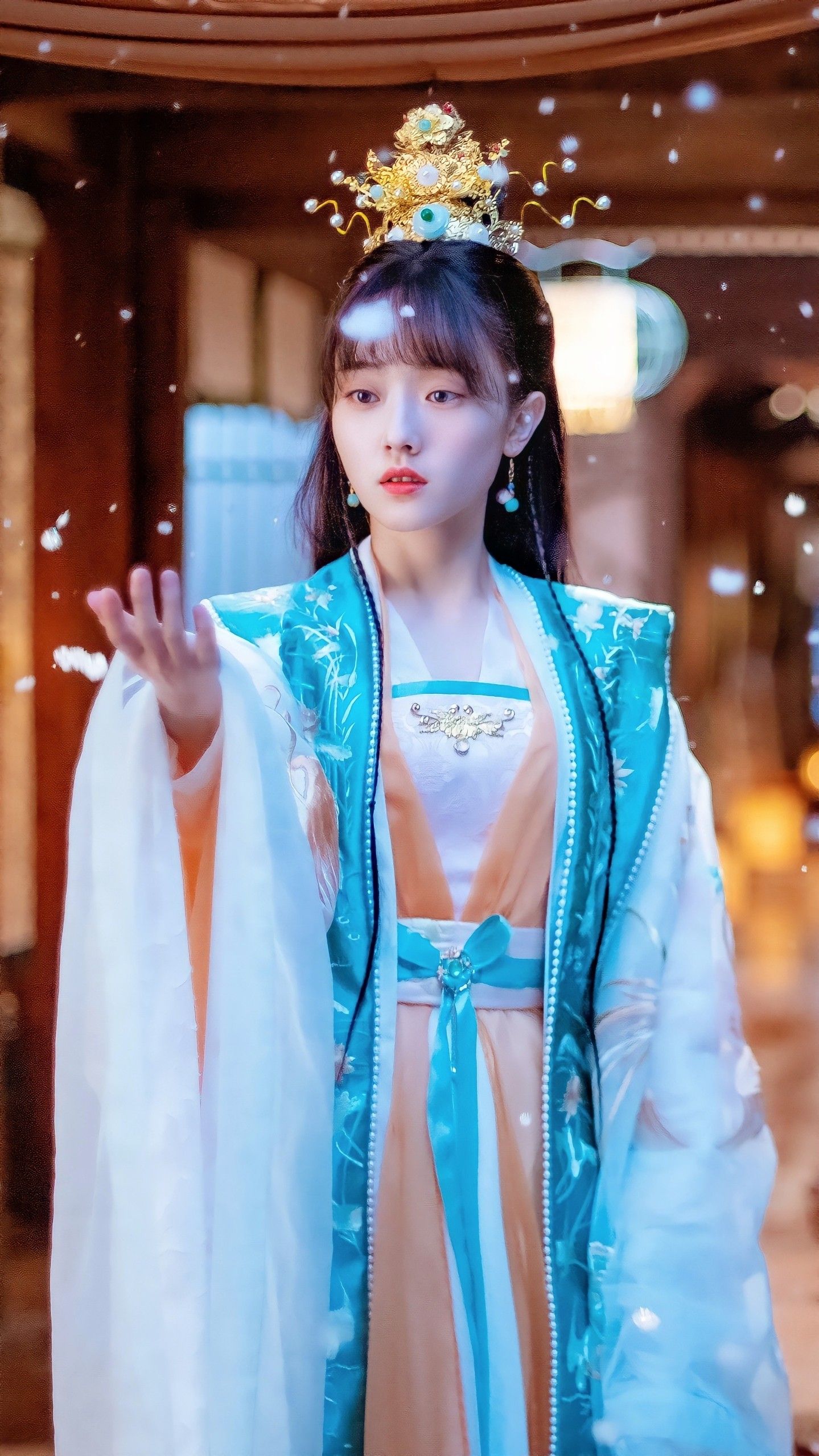 Embracing Innovation:The Evolution of Embroidered Cheongsam into Modern Dress Embracing Innovation:The Evolution of Embroidered Cheongsam into Modern Dress