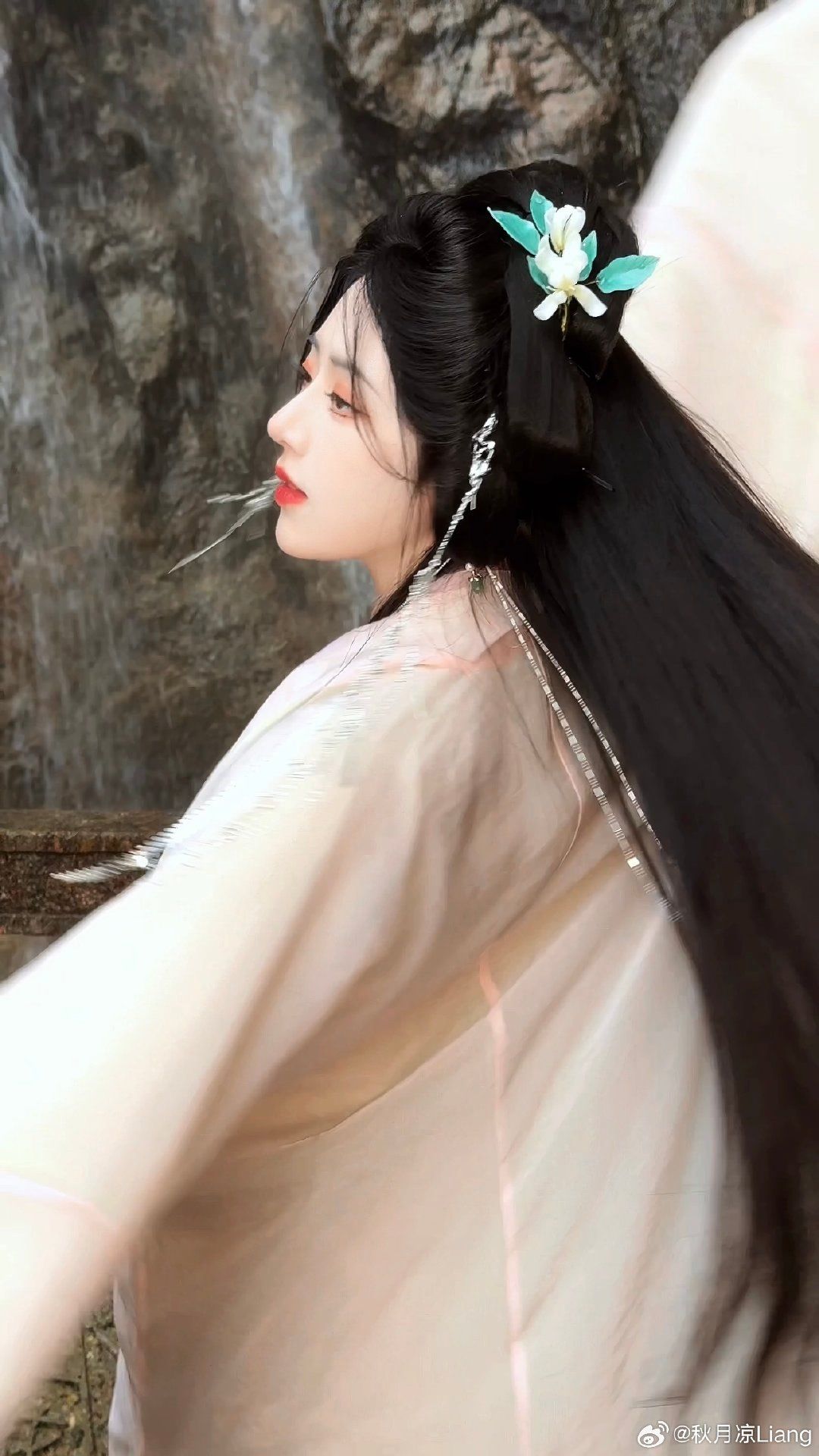 The Elegance of Qiongmai in a Cheongsam:A Closer Look at the Traditional Beauty of China