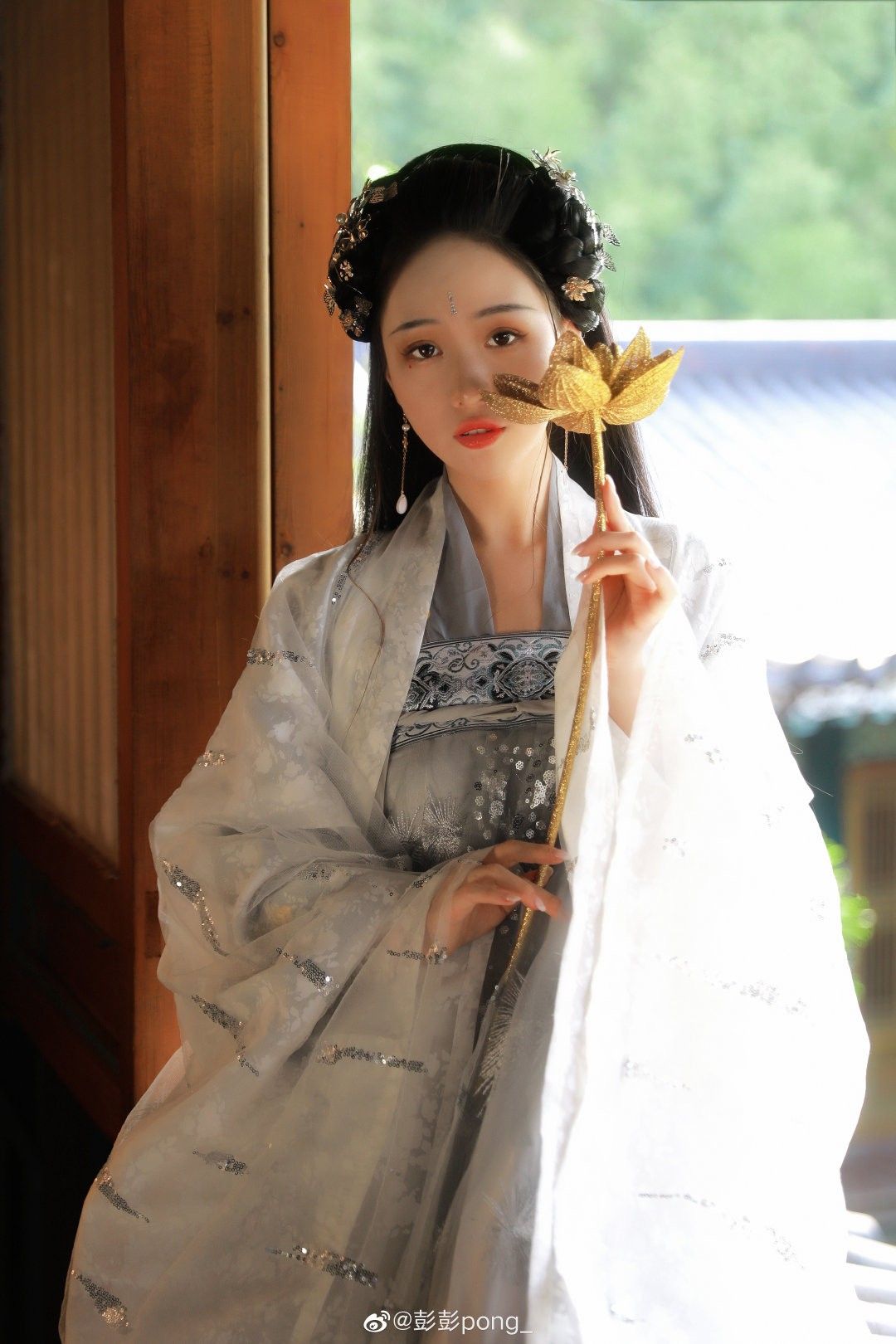 The Splendor of Traditional Chinese Clothing at the Southern Village in the Capital City The Splendor of Traditional Chinese Clothing at the Southern Village in the Capital City