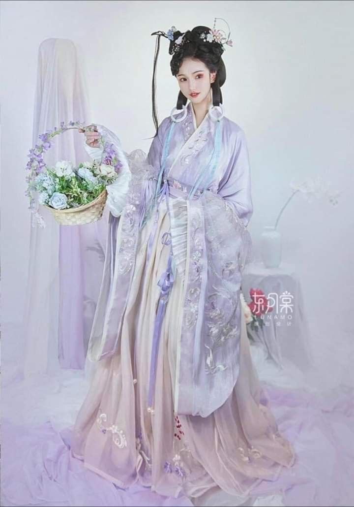 Embracing Modernity in a New Wave of Low-Cut Revamped Cheongsam Skirts Embracing Modernity in a New Wave of Low-Cut Revamped Cheongsam Skirts
