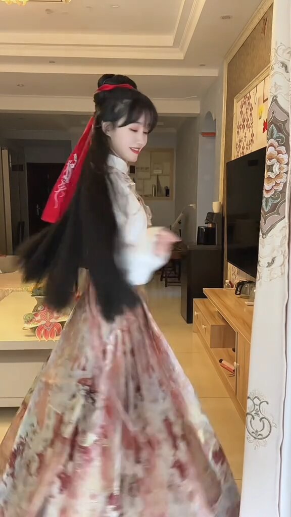 Winter Hanfu Traditional Outfits for Little Girls:A New Years Greeting in Traditional Chinese Style