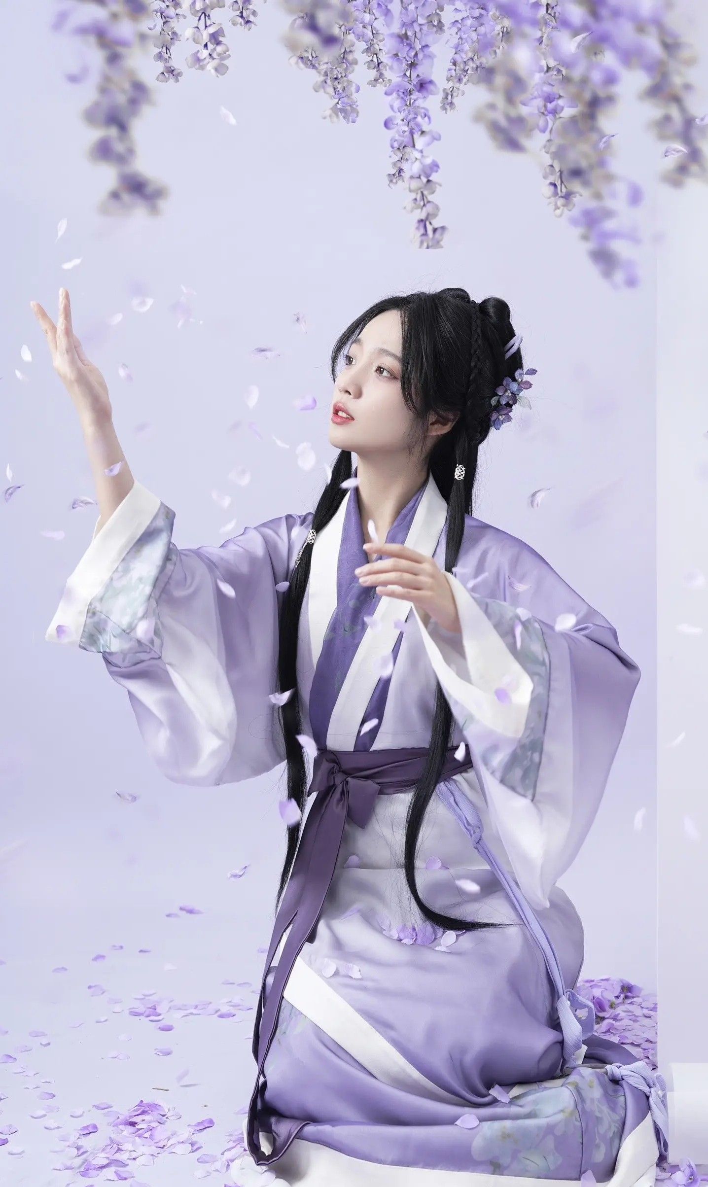 Reimagining the Cheongsam:Modern Low-neck Youth Styles Reimagining the Cheongsam:Modern Low-neck Youth Styles