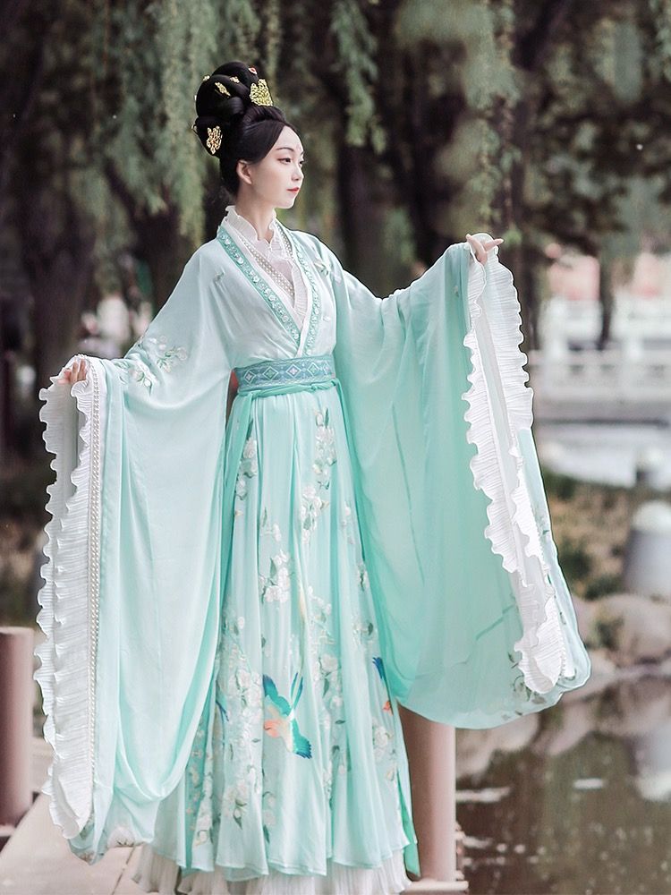 Innovative Hanfu-Style Dress Set:A Blend of Tradition and Modernity
