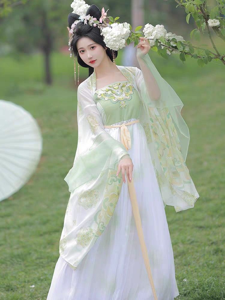 Embracing the New Sino Chic:The Evolution of Cheongsam Skirts with Open Slits