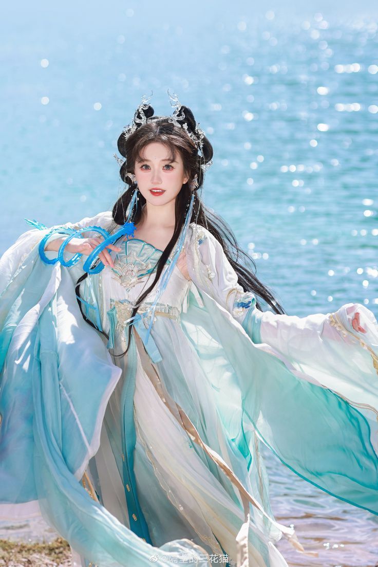 Pillow Book:Exploring the World of Hanfu Fashion Pillow Book:Exploring the World of Hanfu Fashion