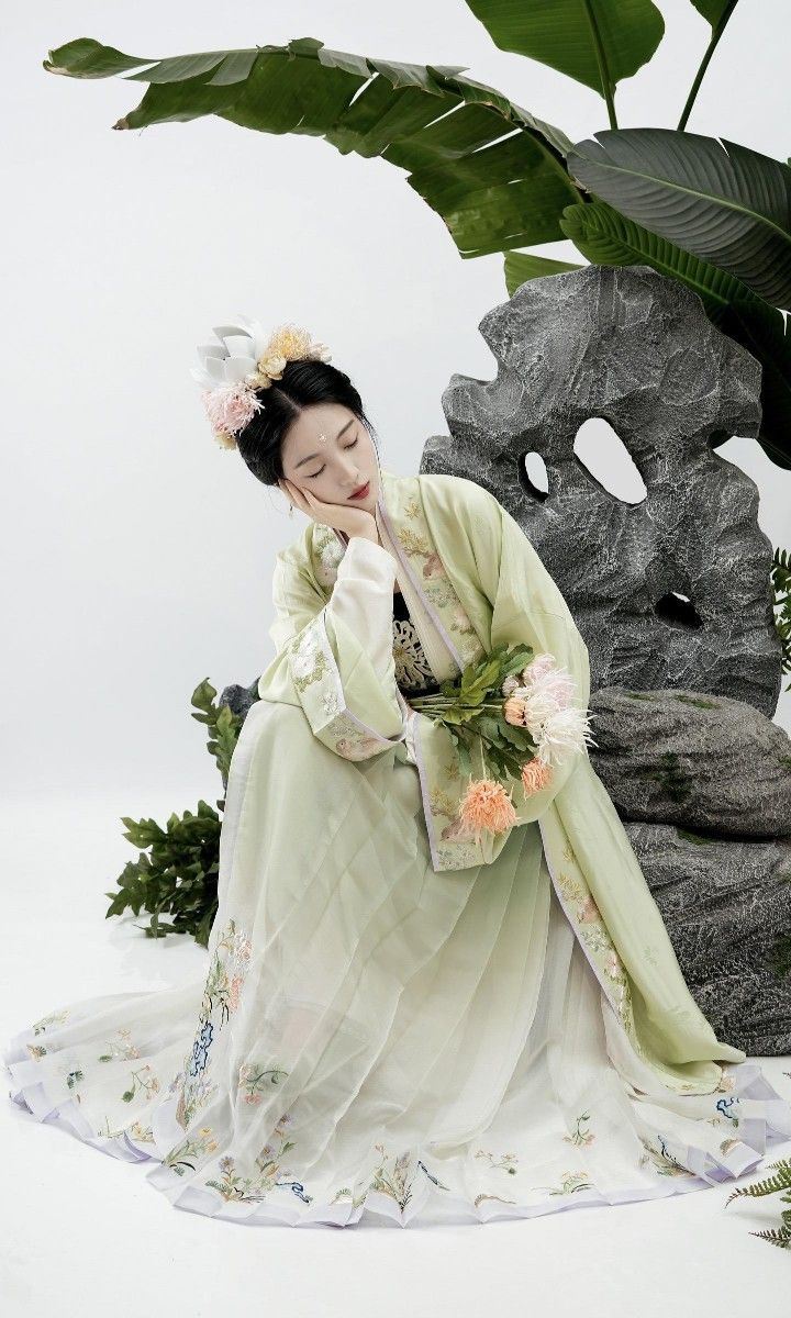 Petite Long-sleeved Cheongsam Skirt:A Fashion Guide for the Little Girls Petite Long-sleeved Cheongsam Skirt:A Fashion Guide for the Little Girls