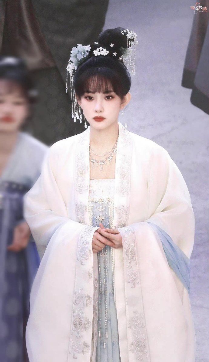 The Journey of a 13-Year-Old Student into the World of Hanfu Chinese Traditional Clothing) The Journey of a 13-Year-Old Student into the World of Hanfu Chinese Traditional Clothing)