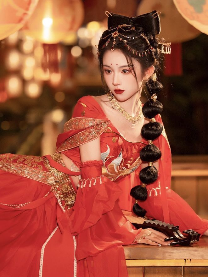 The Introduction of Traditional Chinese Graduation Robes in Kindergarten The Introduction of Traditional Chinese Graduation Robes in Kindergarten