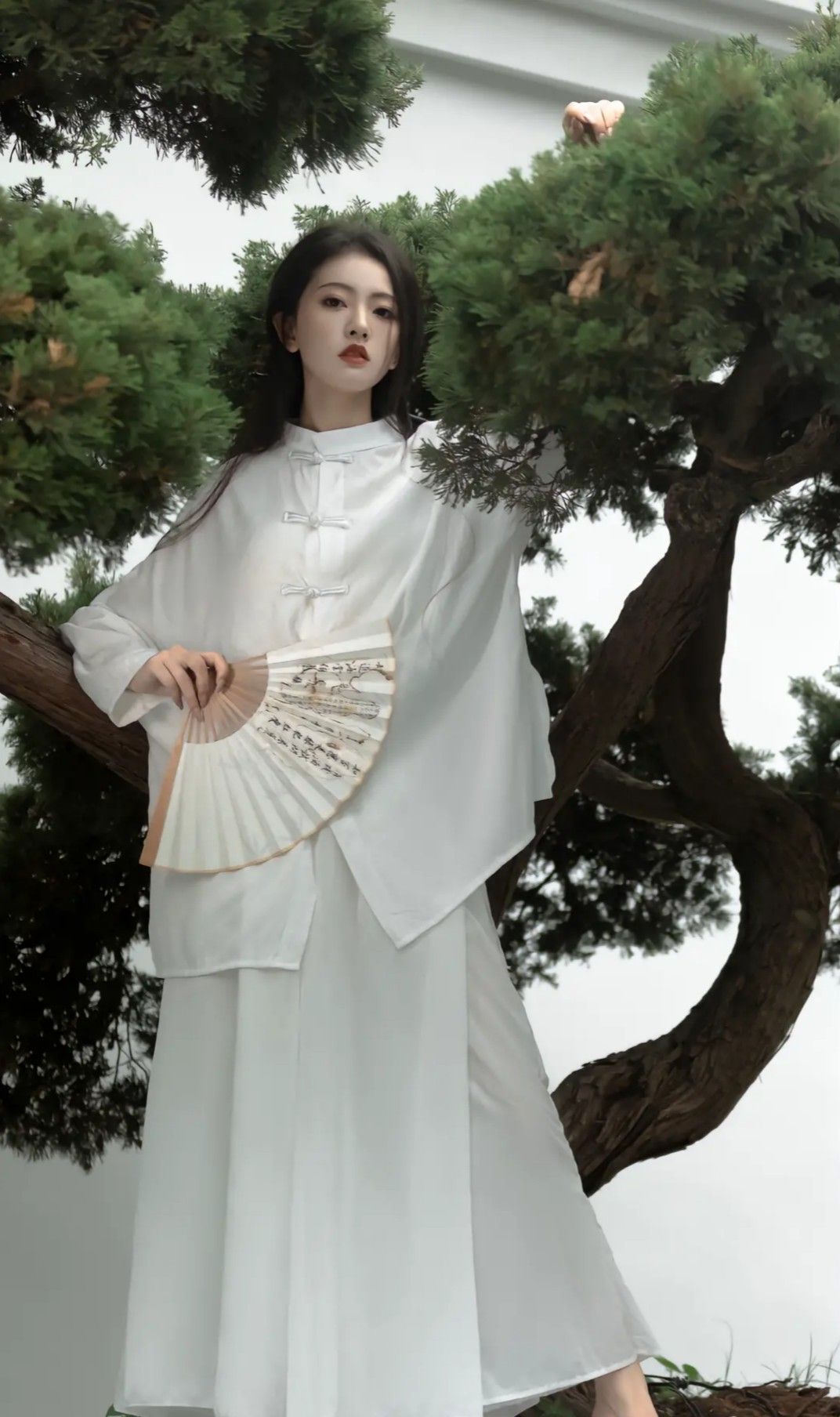 Champagne Gold Revamping of the Cheongsam:A Fashion Evolution Champagne Gold Revamping of the Cheongsam:A Fashion Evolution