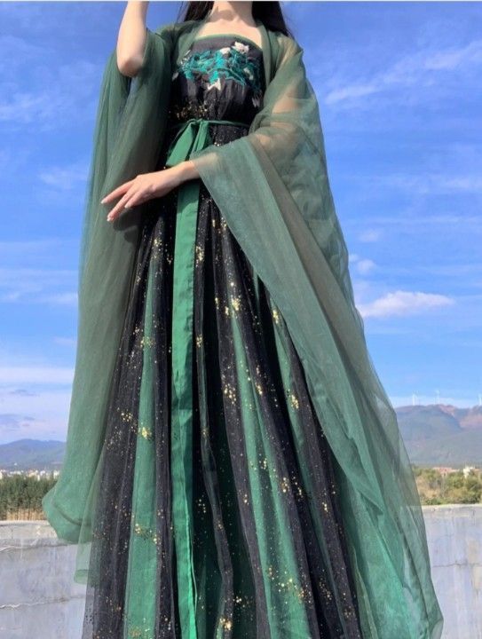 The Evolution of Traditional Hanfu Clothing:The Tang-Style Collar and the Upperwear The Evolution of Traditional Hanfu Clothing:The Tang-Style Collar and the Upperwear