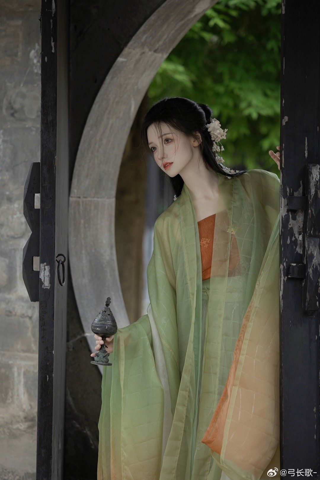 Rabbit-Themed Hanfu Fashion in Winter:A Blend of Tradition and Cuteness