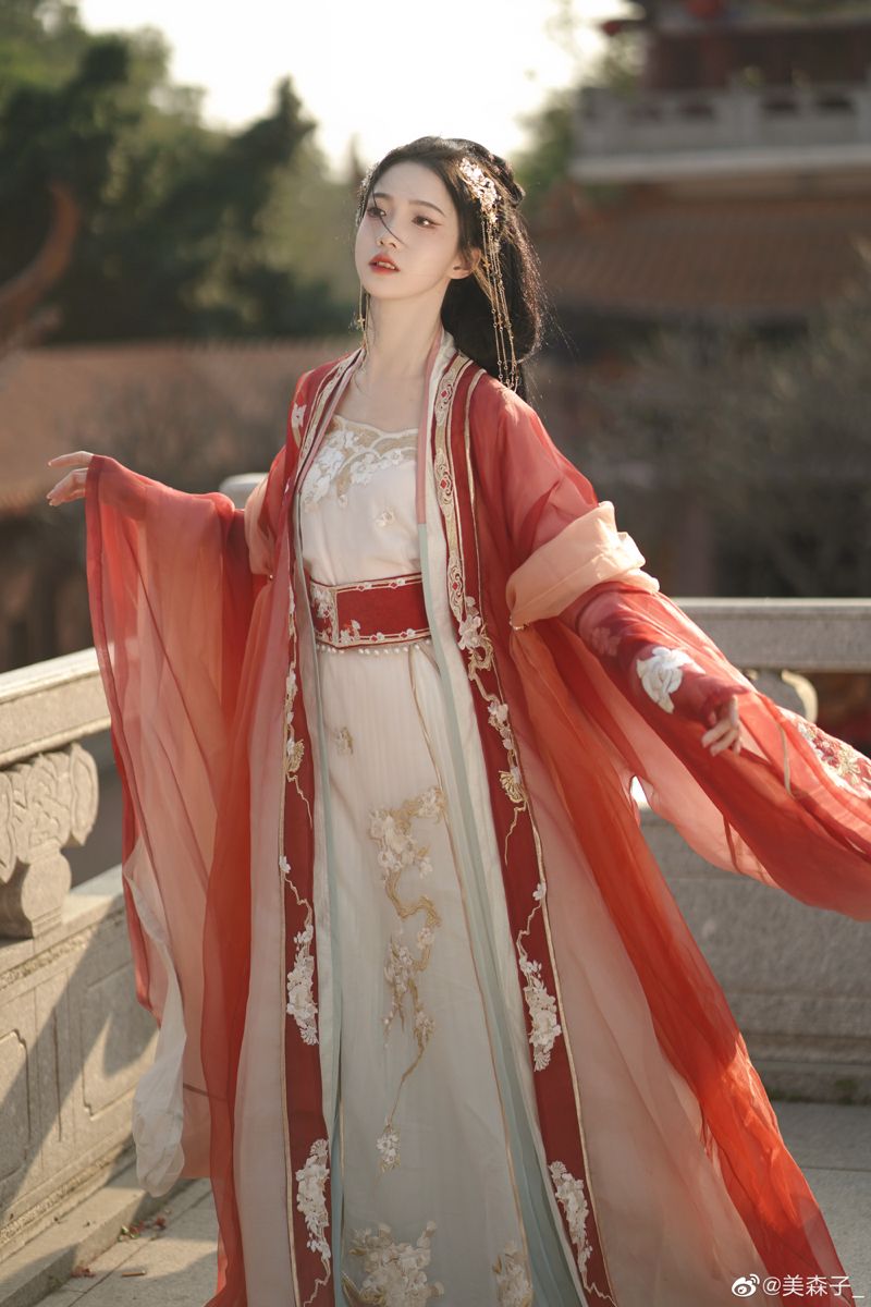 Padding Hair Buns in Traditional Hanfu Fashion:A Blend of Ancient and Modern Aesthetics