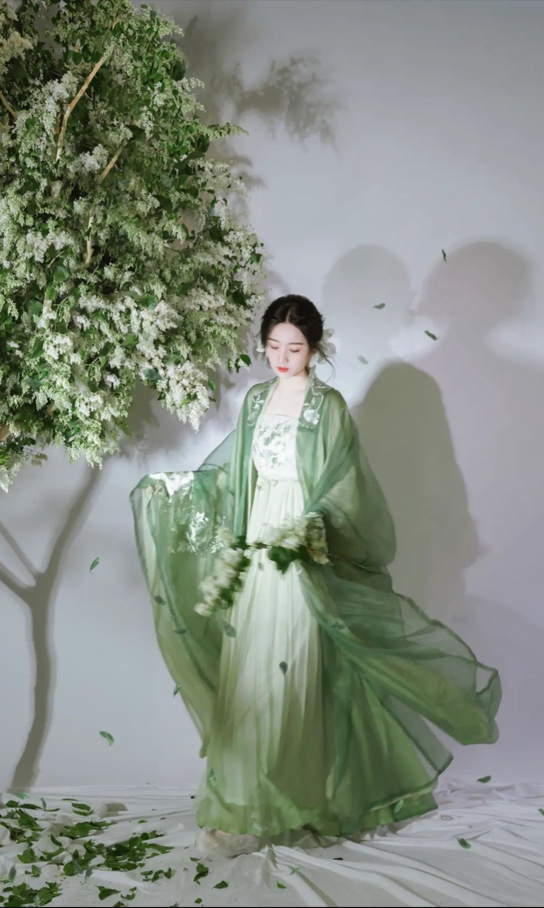 Harmony in Traditional Fashion:A Family Triad in Hanfu Harmony in Traditional Fashion:A Family Triad in Hanfu