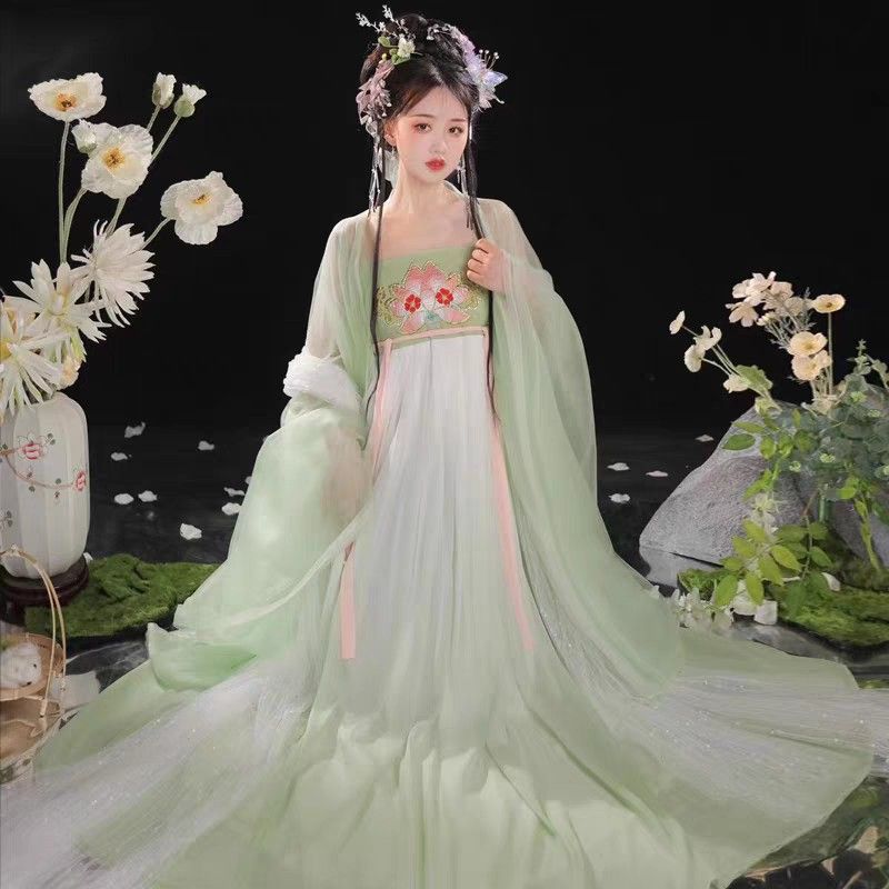 Elegance in Traditional Chinese Fashion:The Revival of Hanfu with Ten-Mile Spring Breeze Elegance in Traditional Chinese Fashion:The Revival of Hanfu with Ten-Mile Spring Breeze