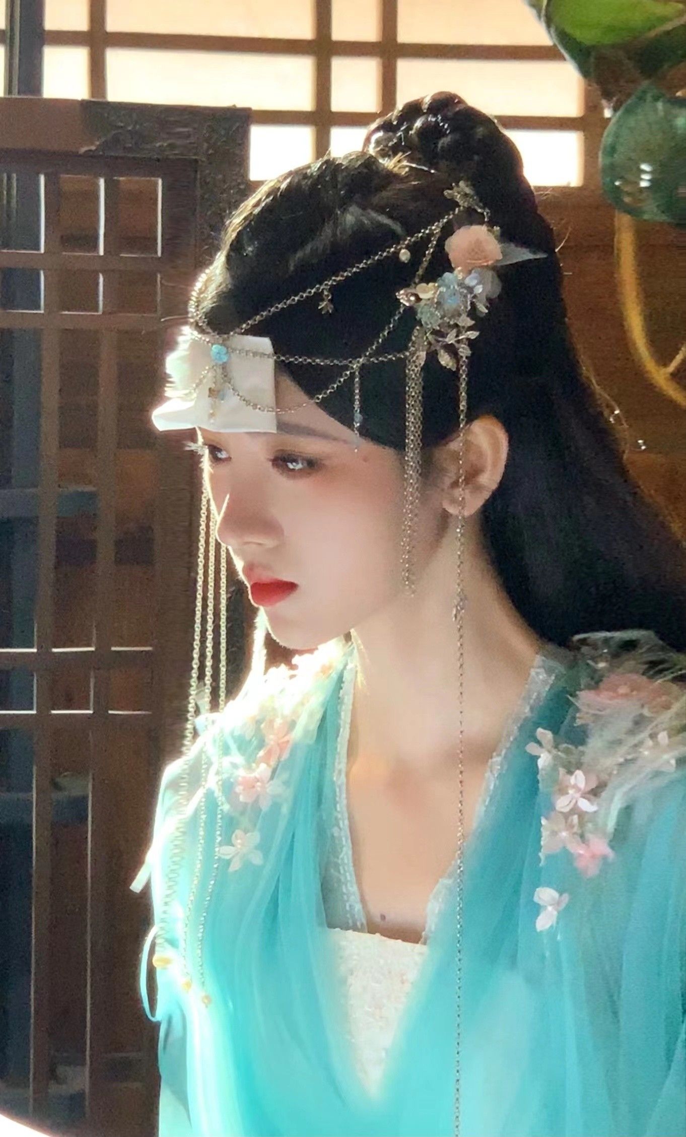 Reinventing Qipao for Modern Summer Days:The Evolution of Traditional Chinese Fashion