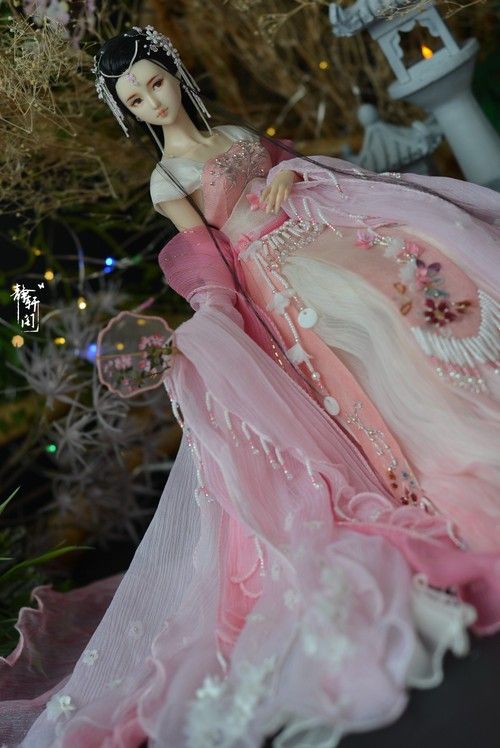 Encountering the Divine Deer:The Story of Yao and Wang Zhaojun in Traditional Hanfu Costume Encountering the Divine Deer:The Story of Yao and Wang Zhaojun in Traditional Hanfu Costume