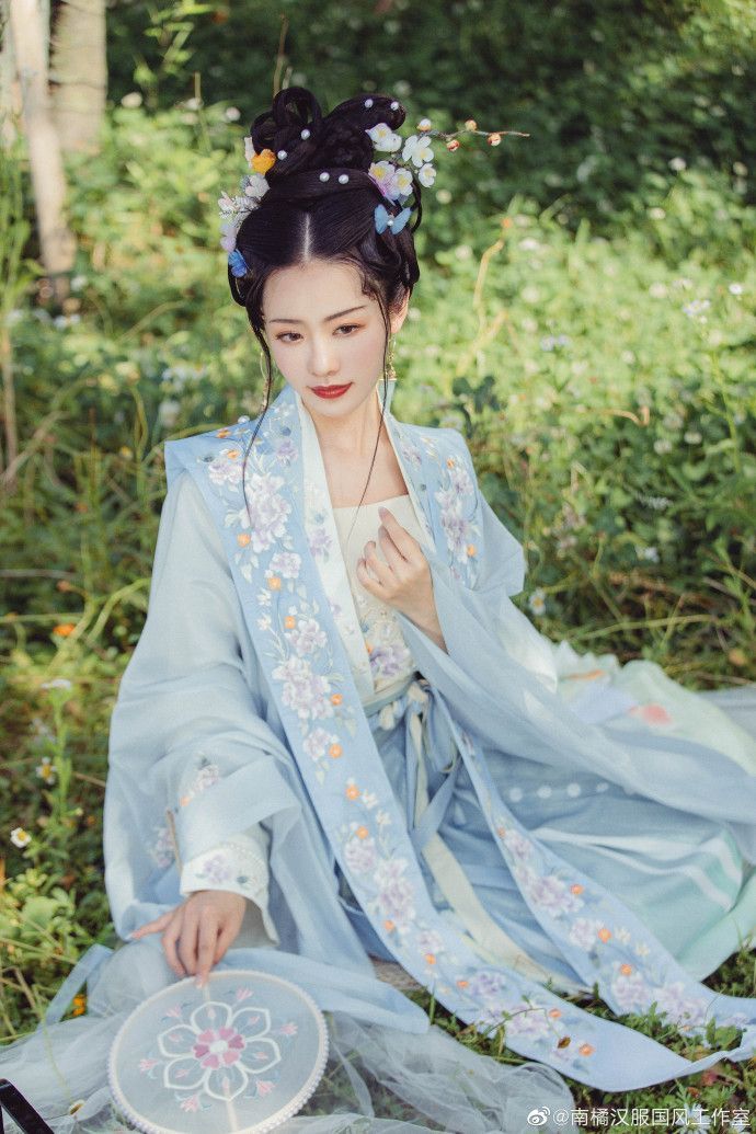 The Enigma of the Deep Blue Hanfu Woman The Enigma of the Deep Blue Hanfu Woman