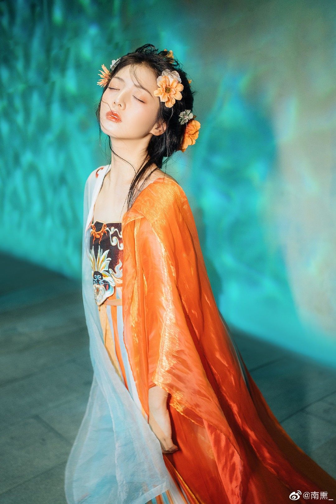 New Years Celebration in Traditional Hanfu Fashion:The Journey of a Girl Student New Years Celebration in Traditional Hanfu Fashion:The Journey of a Girl Student