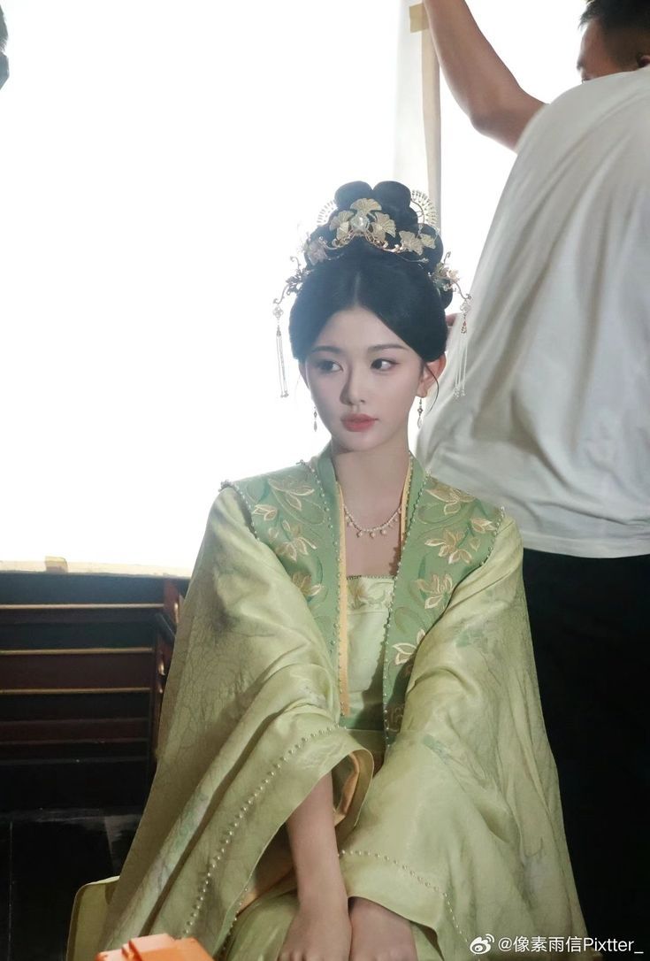 Elegant Glow of Time-Travel Silk:The Splendor of Hanfu Fashion Elegant Glow of Time-Travel Silk:The Splendor of Hanfu Fashion
