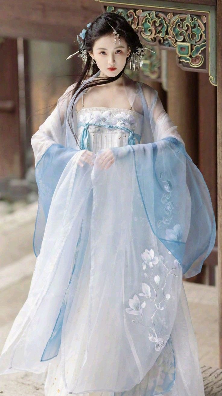 The Ethereal Charm of the Chekan-Style Horseface Skirt The Ethereal Charm of the Chekan-Style Horseface Skirt