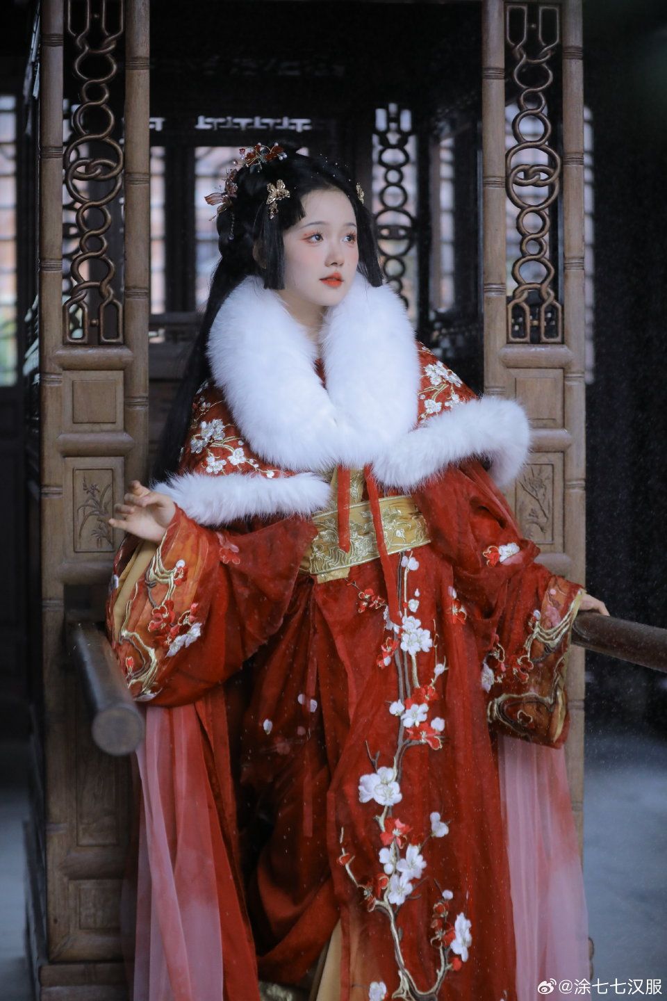 Vintage-Style Cheongsam with a Full-Opening Front Panel:A Closer Look at Traditional Craftsmanship Vintage-Style Cheongsam with a Full-Opening Front Panel:A Closer Look at Traditional Craftsmanship