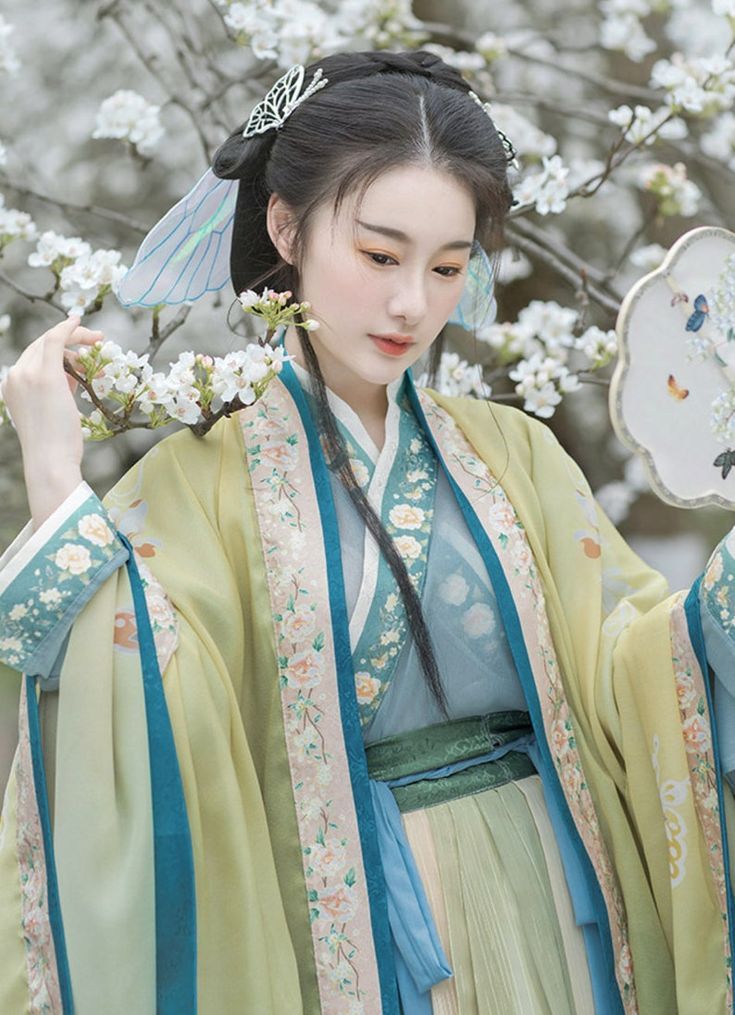 The Splendor of a Red Hanfu Ancient Gown:A Waist-Length Perspective on Traditional Chinese Beauty The Splendor of a Red Hanfu Ancient Gown:A Waist-Length Perspective on Traditional Chinese Beauty