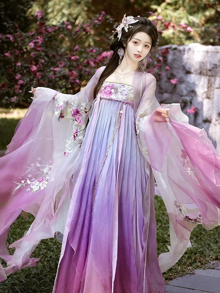 The Magnificent and Bold彼岸花 in Ancient Chinese Dress The Magnificent and Bold彼岸花 in Ancient Chinese Dress