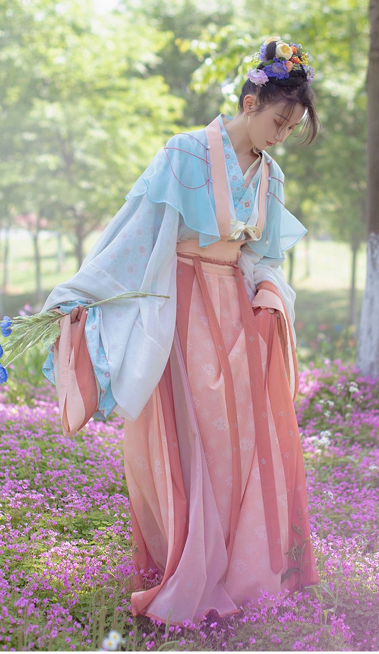 Embracing the Traditional:Qipao and the Journey Back to My Motherland Embracing the Traditional:Qipao and the Journey Back to My Motherland
