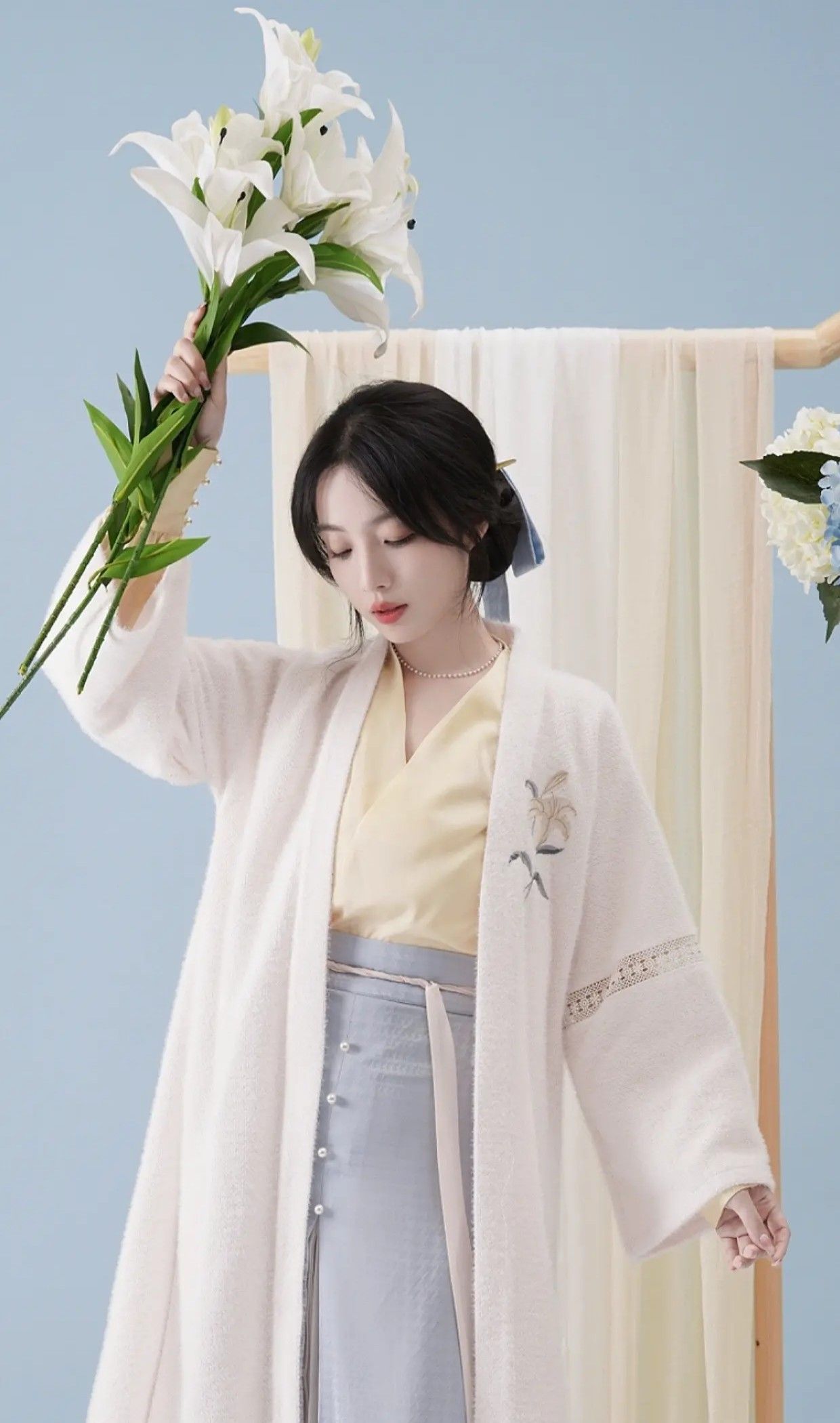 Elegant Fusion of Traditional Chinese Culture in Modern Xiaojie Xi Yi Ethnic Hanfu Fashion Elegant Fusion of Traditional Chinese Culture in Modern Xiaojie Xi Yi Ethnic Hanfu Fashion