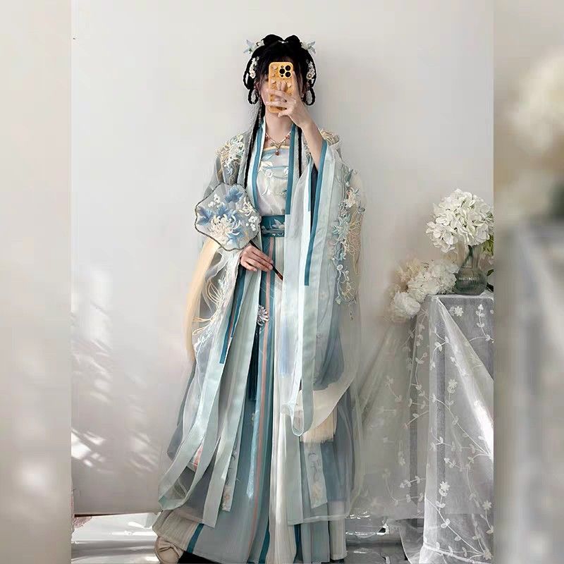 White-on-White:The Enchanting World of Hanfu Fashion White-on-White:The Enchanting World of Hanfu Fashion