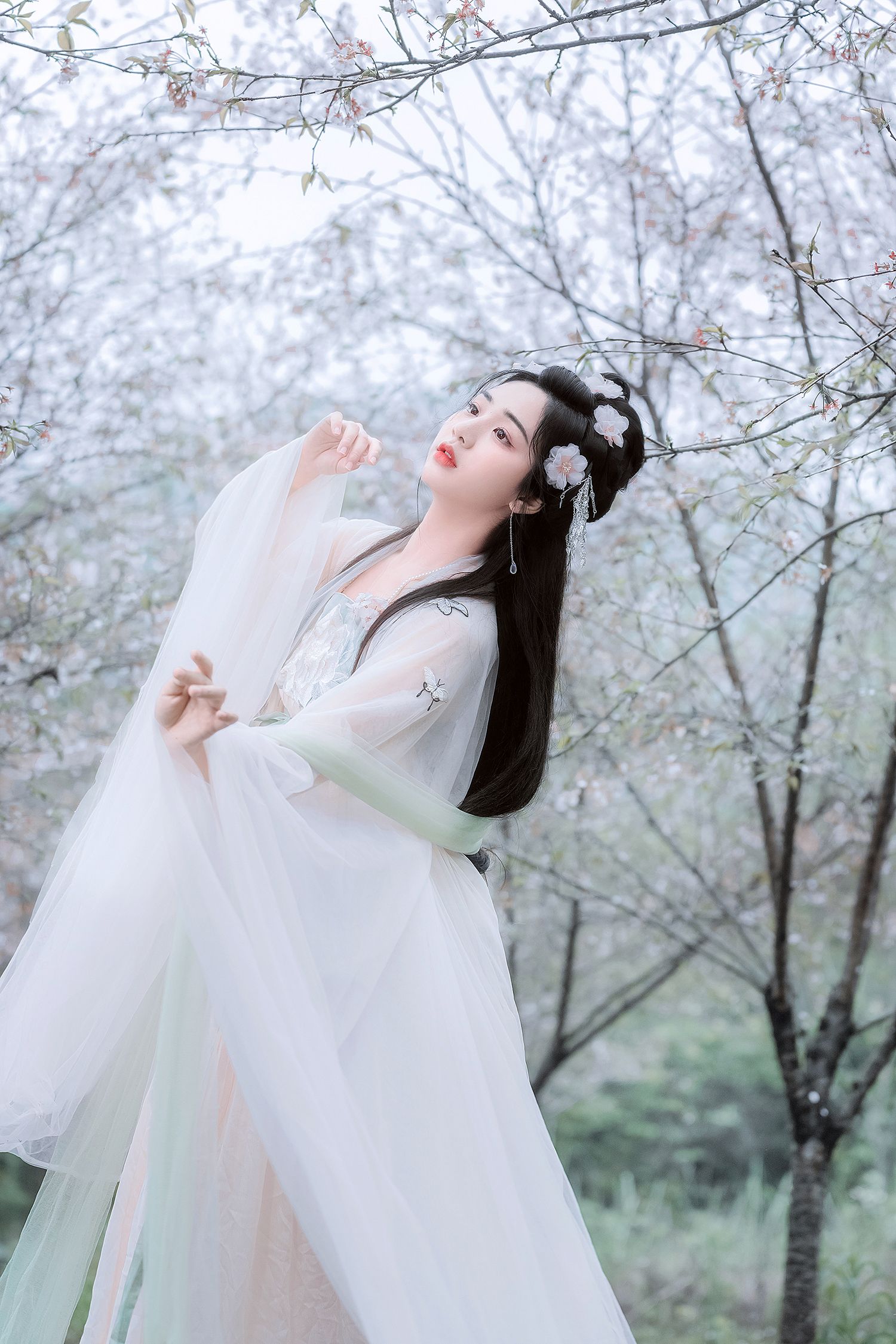 Traditional Charm with Modern Twist:Young Fashionable Chinese-Style Womens Tang Suit