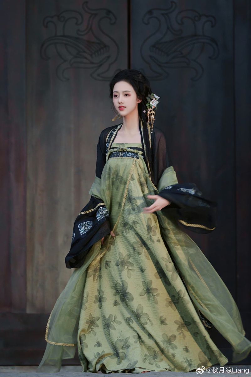 The Children in Red Cheongsam:A Cultural Celebration