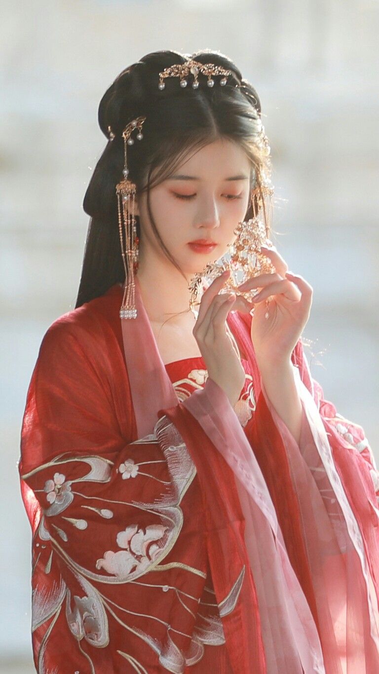 Enchanting Modern Student in Ancient Hanfu Fashion:The Allure of the汉服女学子 Enchanting Modern Student in Ancient Hanfu Fashion:The Allure of the汉服女学子