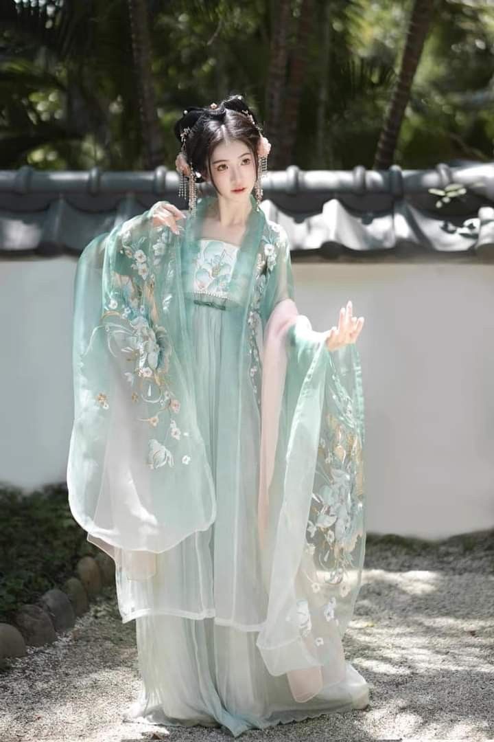 Hanfu Shoes for Girls in Summer:A Students Perspective Hanfu Shoes for Girls in Summer:A Students Perspective