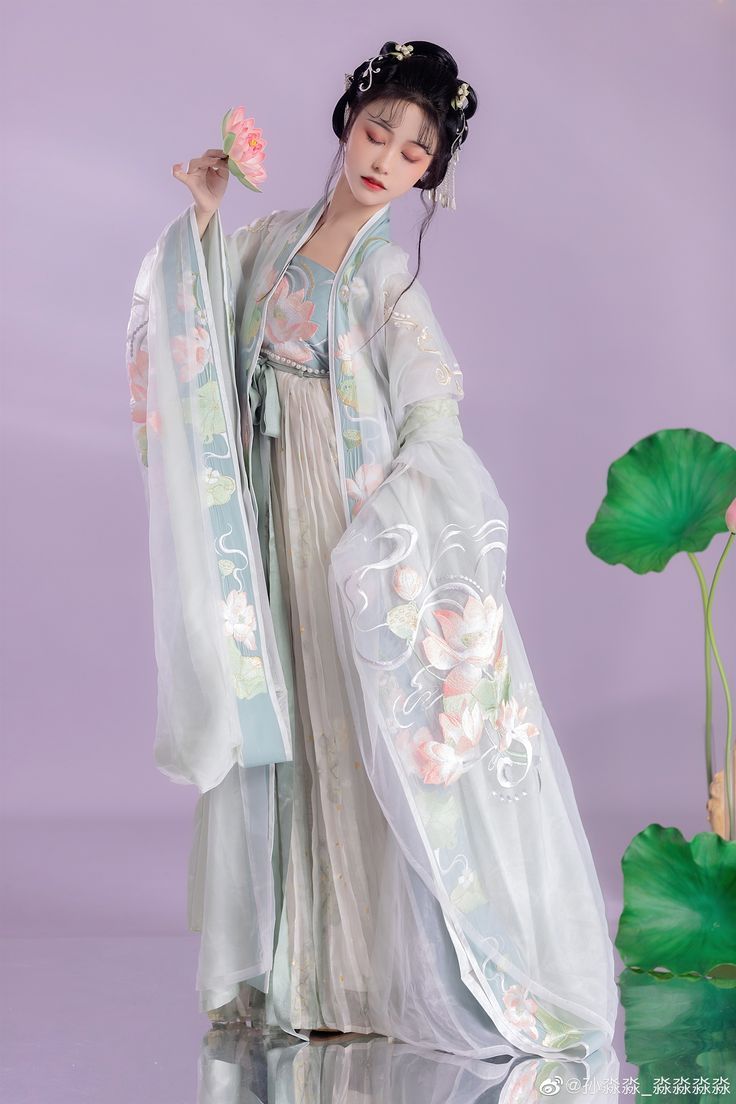 Chinese Cheongsam Fashion Show:Embracing the Ethereal Beauty of Traditional Elegance