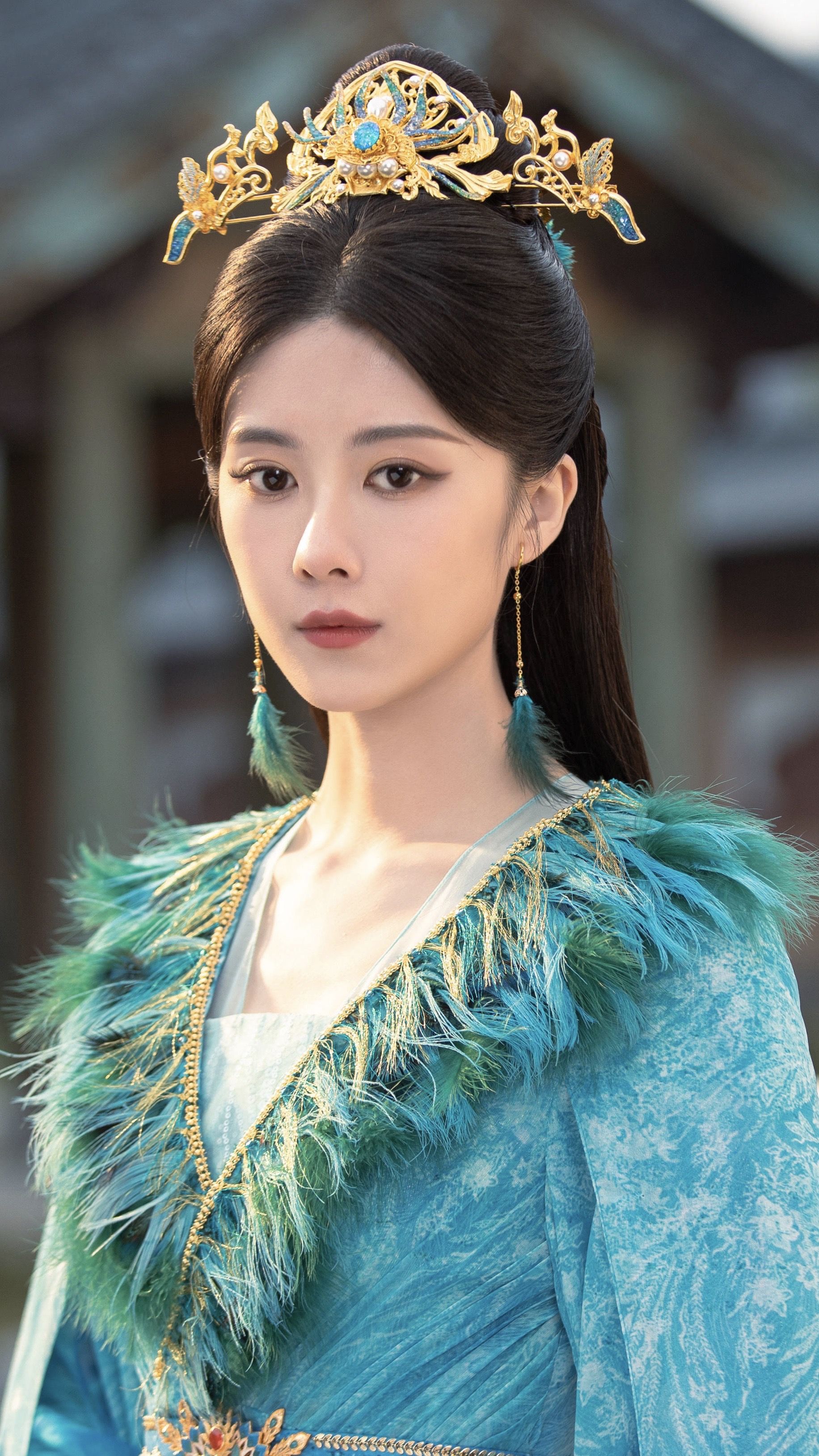 The Elegance of Cheongsam with Split Edges on Both Sides The Elegance of Cheongsam with Split Edges on Both Sides