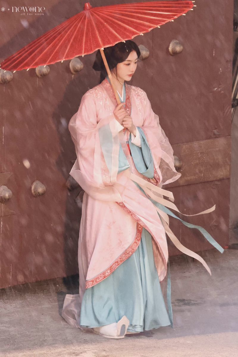 The Sword-Bearing Beauty in Traditional Hanfu Costume The Sword-Bearing Beauty in Traditional Hanfu Costume