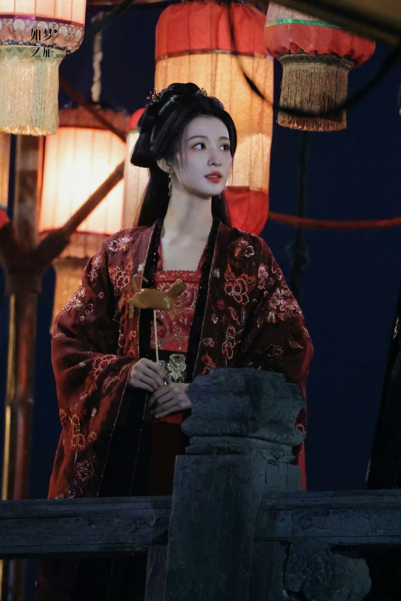 Embroidery-Adorned Cheongsam Two-Piece Set:A Blend of Tradition and Elegance Embroidery-Adorned Cheongsam Two-Piece Set:A Blend of Tradition and Elegance