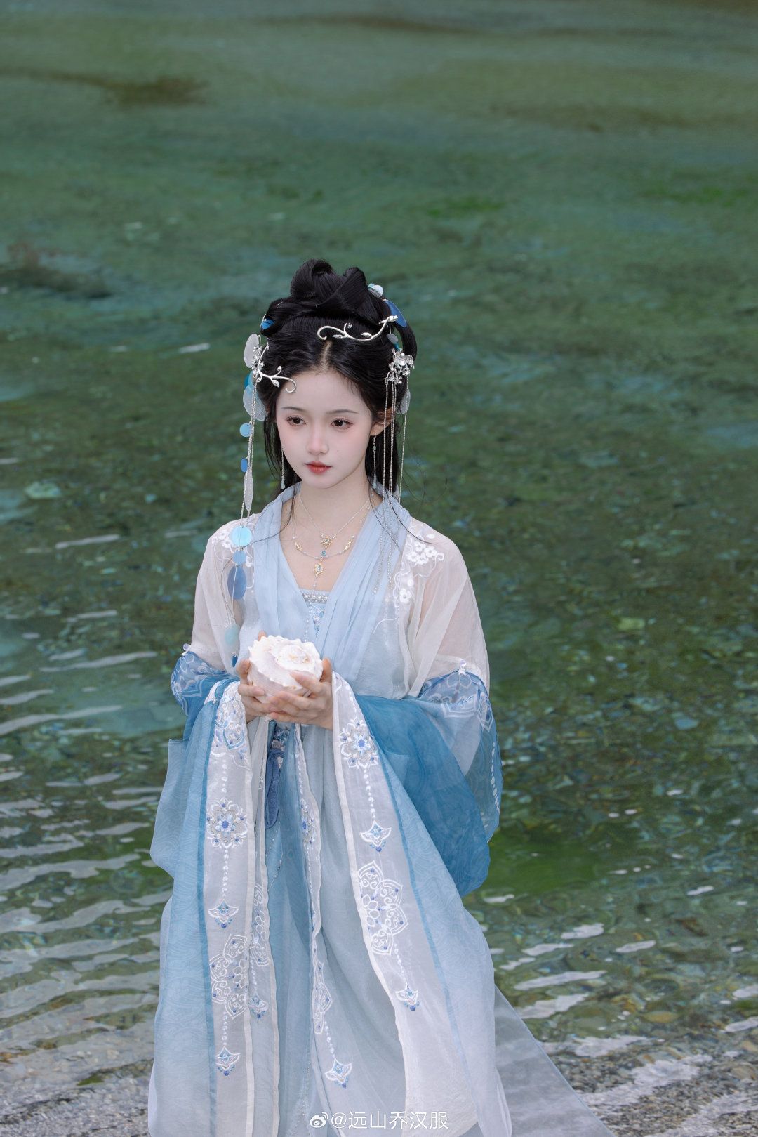 Embracing the Past in Splendor:A Journey Through Original Hanfu Fashion at Huishou Huachang Embracing the Past in Splendor:A Journey Through Original Hanfu Fashion at Huishou Huachang