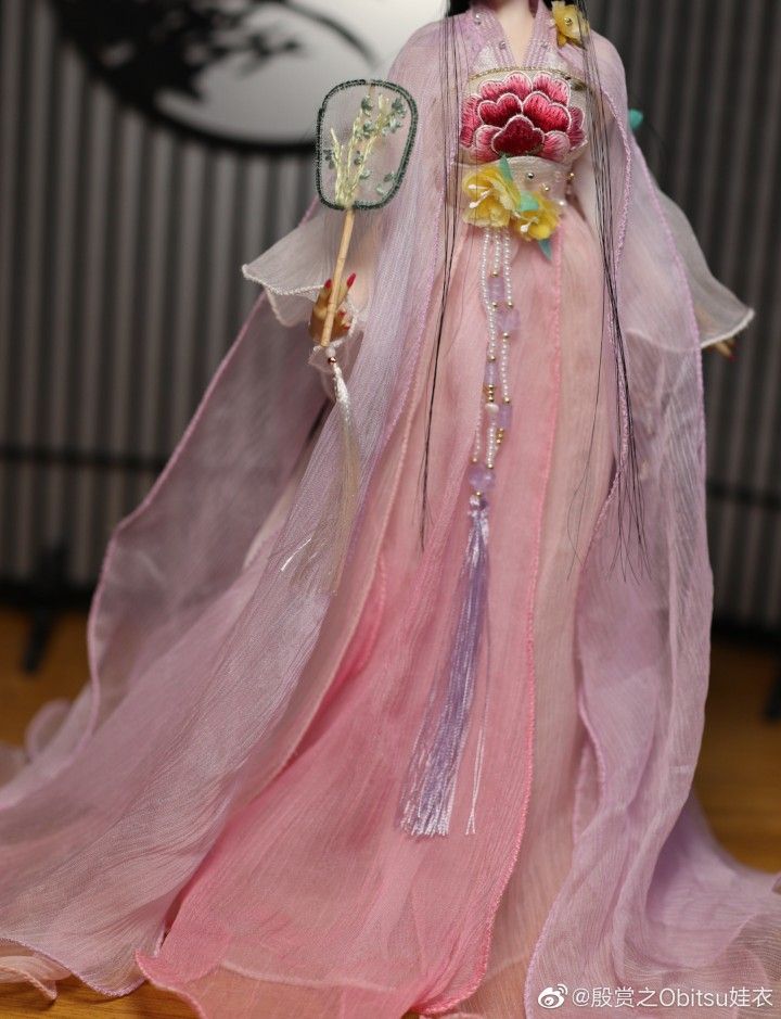 The Splendor of Hanfu Dance:Exploring Classical Dance in Traditional Chinese Attire The Splendor of Hanfu Dance:Exploring Classical Dance in Traditional Chinese Attire