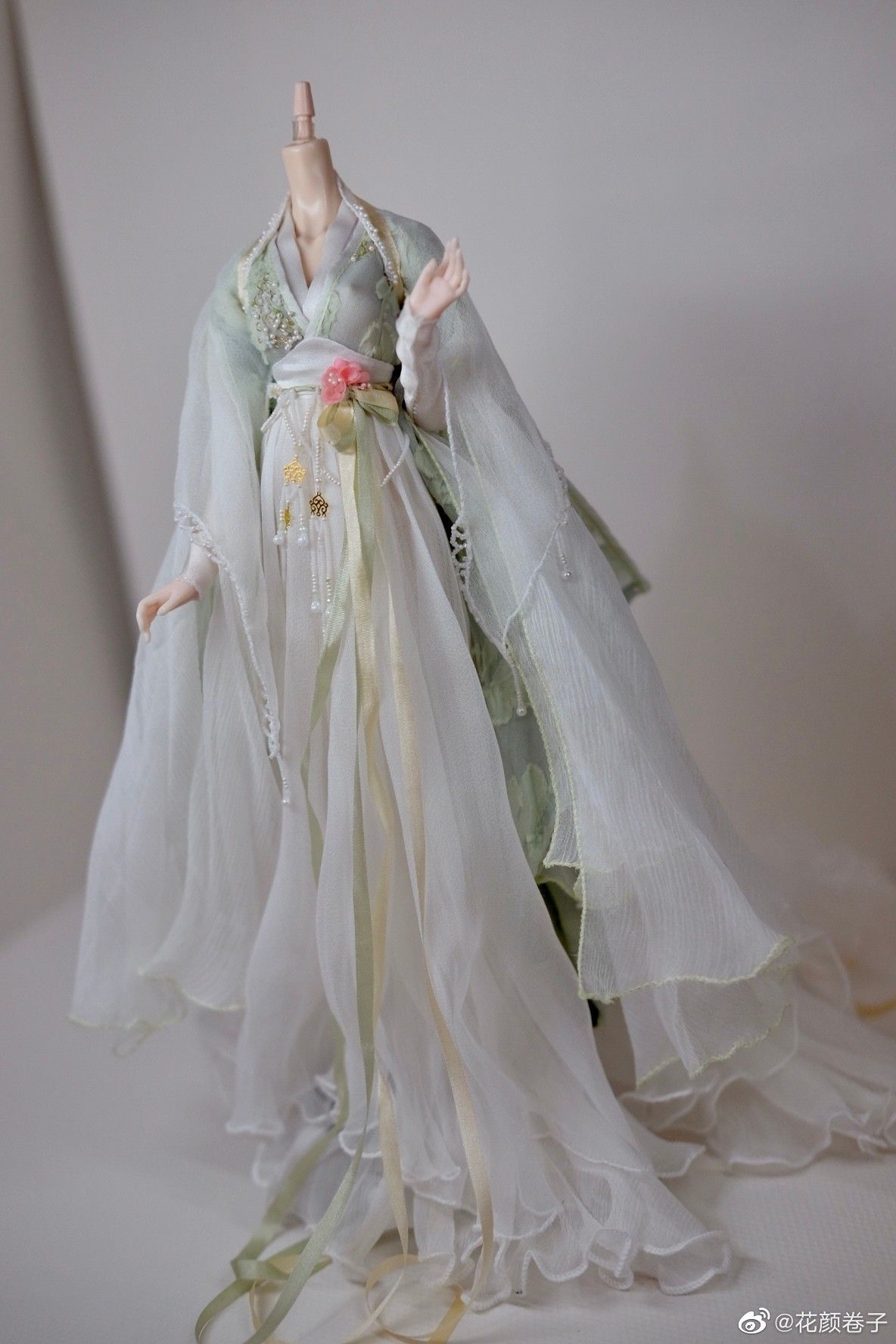 The Splendor of Blue Silver Grass in Traditional Chinese Hanfu Fashion The Splendor of Blue Silver Grass in Traditional Chinese Hanfu Fashion