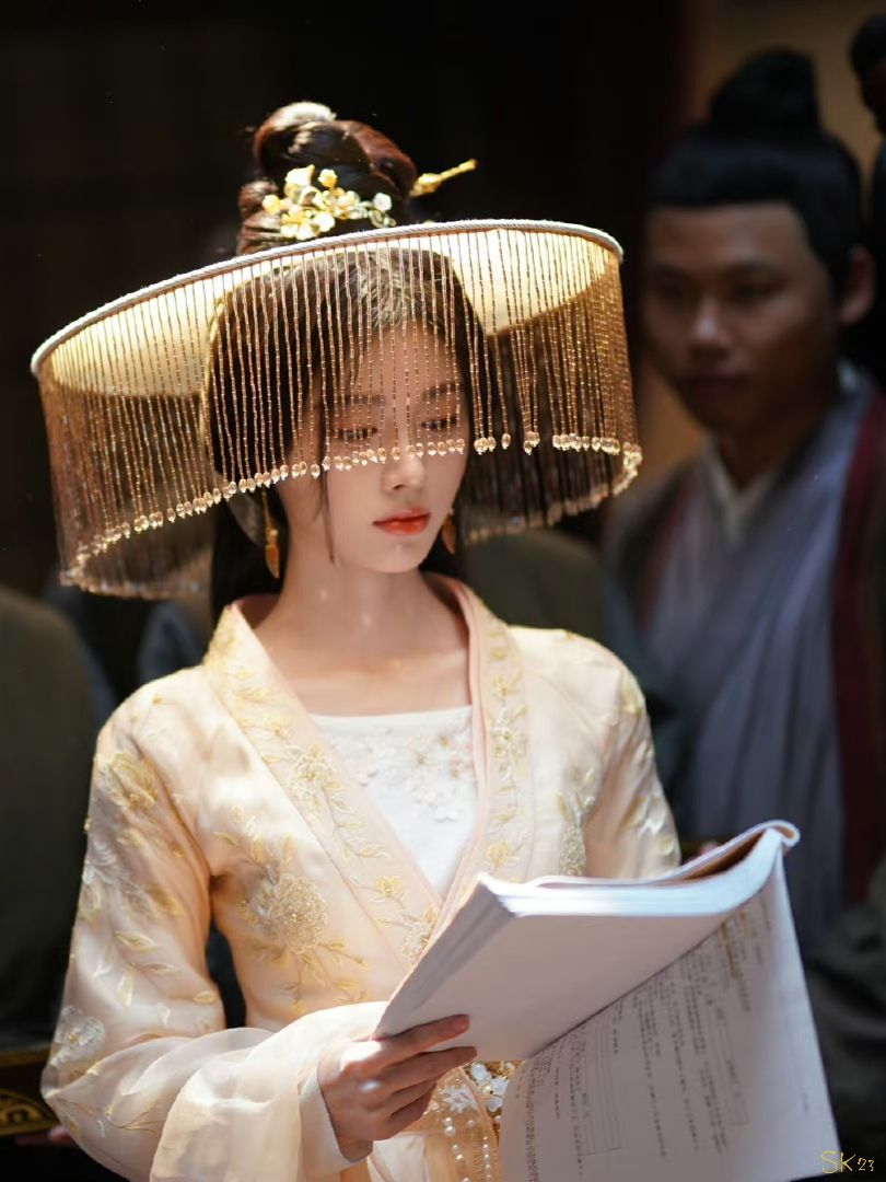 Traditional Cheongsam Uniforms for Female Technicians in a Foot Bath Shop:The Long-Style Charm Traditional Cheongsam Uniforms for Female Technicians in a Foot Bath Shop:The Long-Style Charm