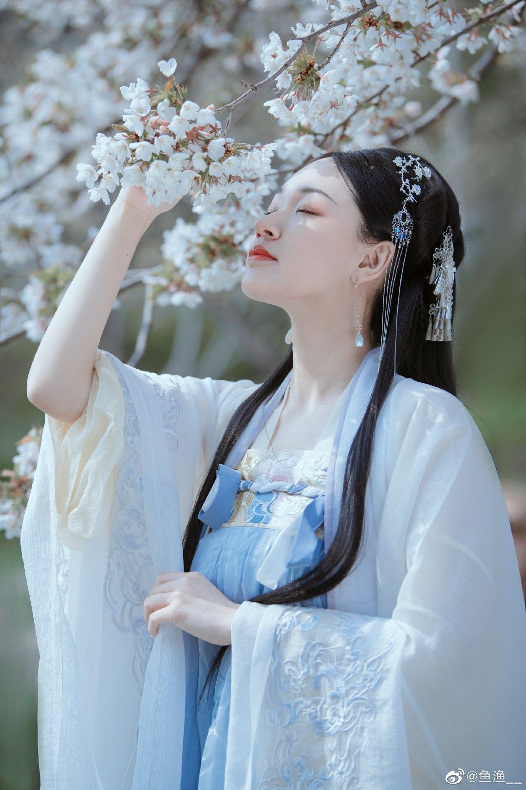 Reinventing the Classic:Modern Girls Cheongsam in Qipao Style Reinventing the Classic:Modern Girls Cheongsam in Qipao Style