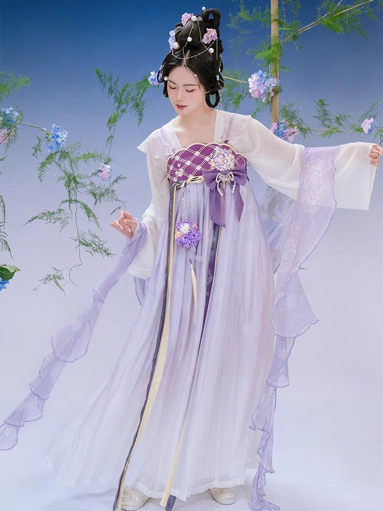 Butterflies Embrace Summer in Traditional Hanfu Fashion