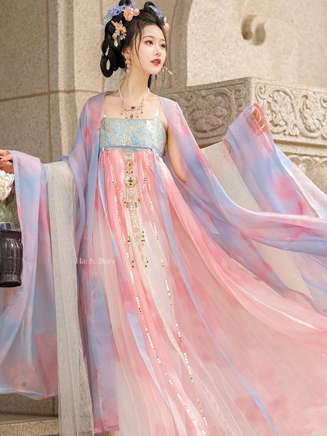 Spring and Summer Fashion for Petite Women in Traditional Hanfu Costumes Spring and Summer Fashion for Petite Women in Traditional Hanfu Costumes