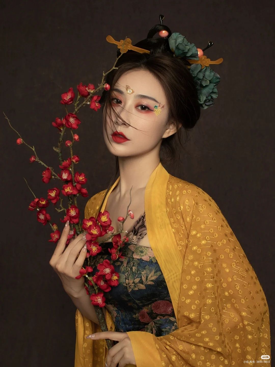 The Splendor of Three-Color Cheongsam:Embracing Traditional Elegance in Modern Fashion The Splendor of Three-Color Cheongsam:Embracing Traditional Elegance in Modern Fashion
