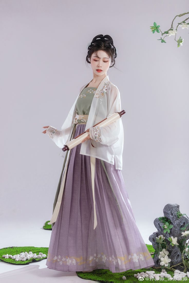 Blooming Elegance:Original Hanfu Fashion in the World of Flower-Filled Farewell