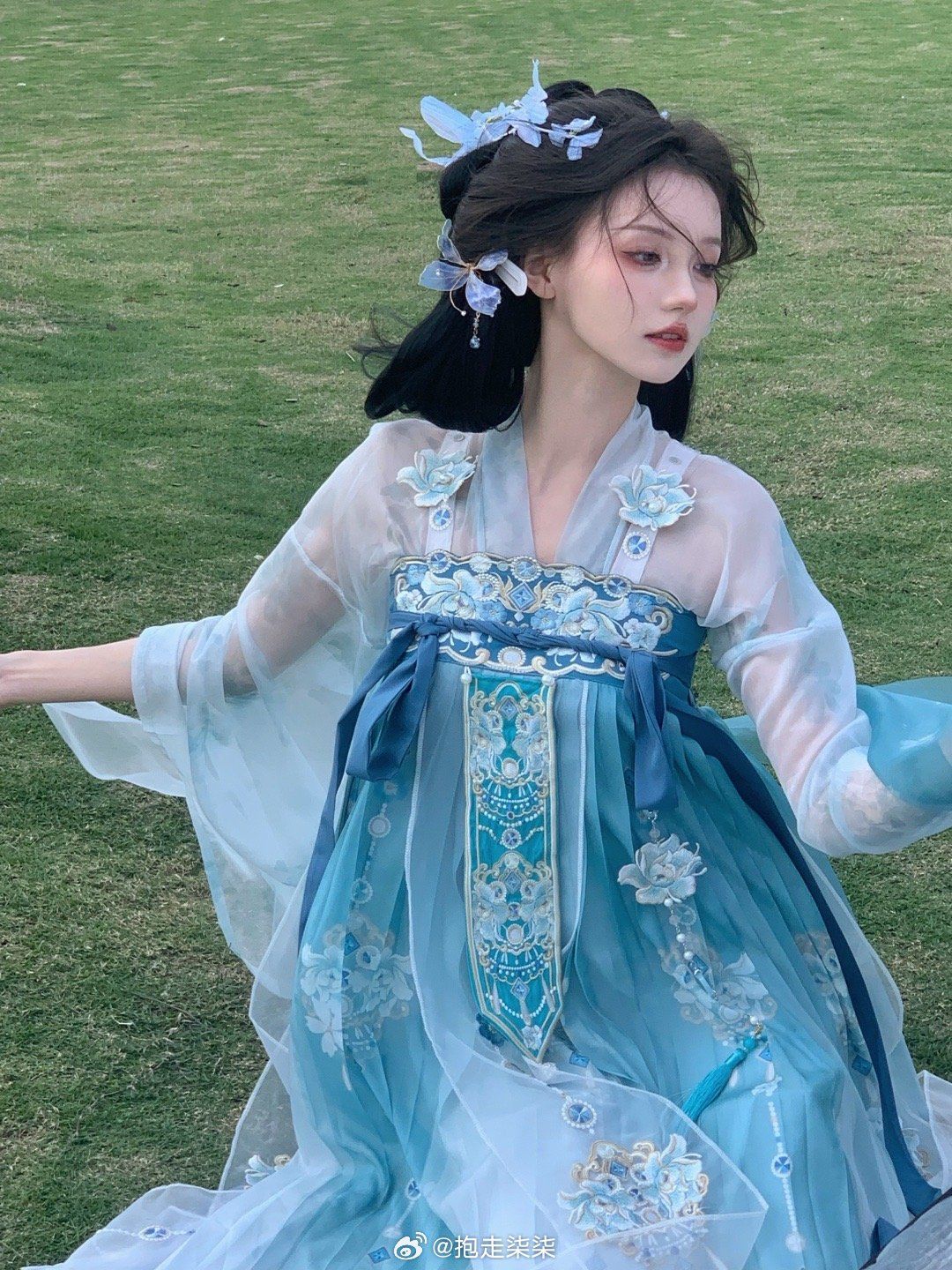 The Rise of Hanfu Fashion:Girls Embracing Traditional Chinese Elegance The Rise of Hanfu Fashion:Girls Embracing Traditional Chinese Elegance