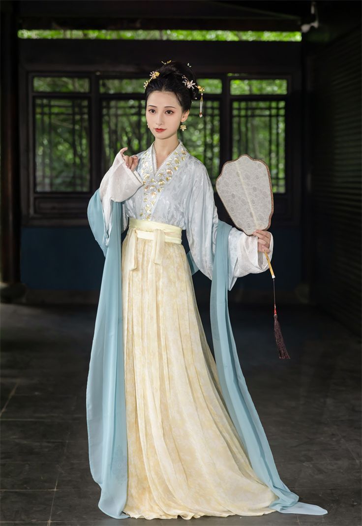 马丁靴女款与马面裙的时尚融合,探索经典与现代的完美搭配 马丁靴女款与马面裙的时尚融合,探索经典与现代的完美搭配